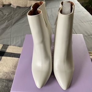 COPY - new never worn white pointed toe booties. size 7.5